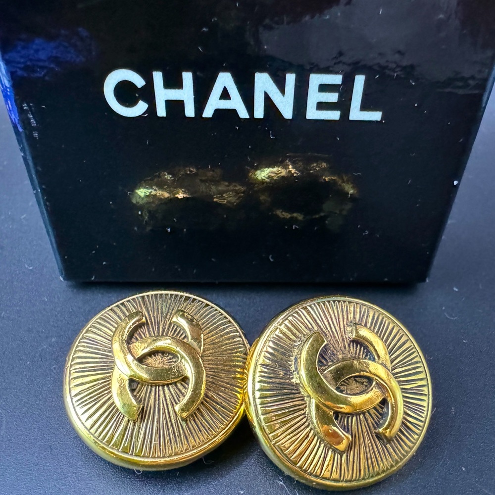 ‼️FINAL PRICE‼️  LOT 423 24K gold plated Chanel vintage clip on earrings